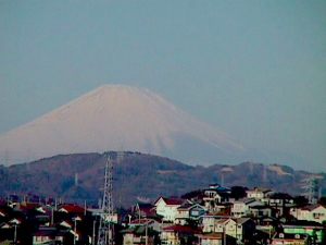 東岸の高所から富士山が見られます